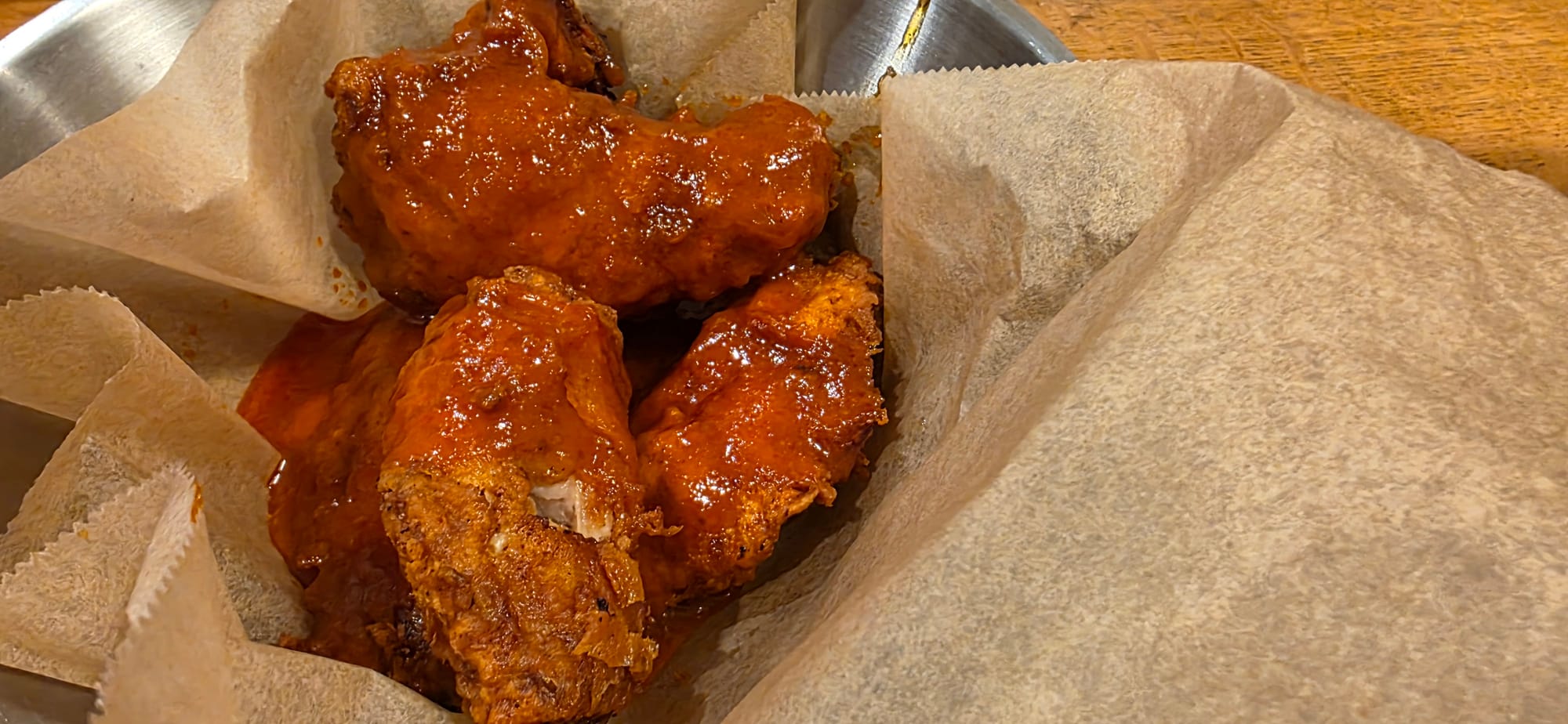 Des ailes de poulet buffalo chez Mealz à Lausanne.