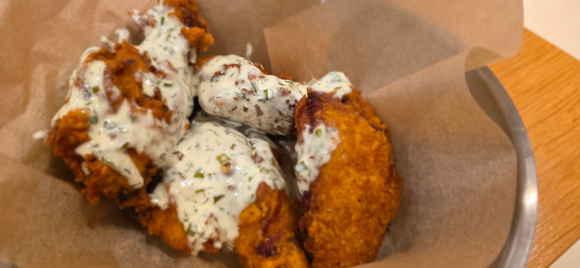 Des chicken wings à la sauce ranch chez Mealz à Lausanne.