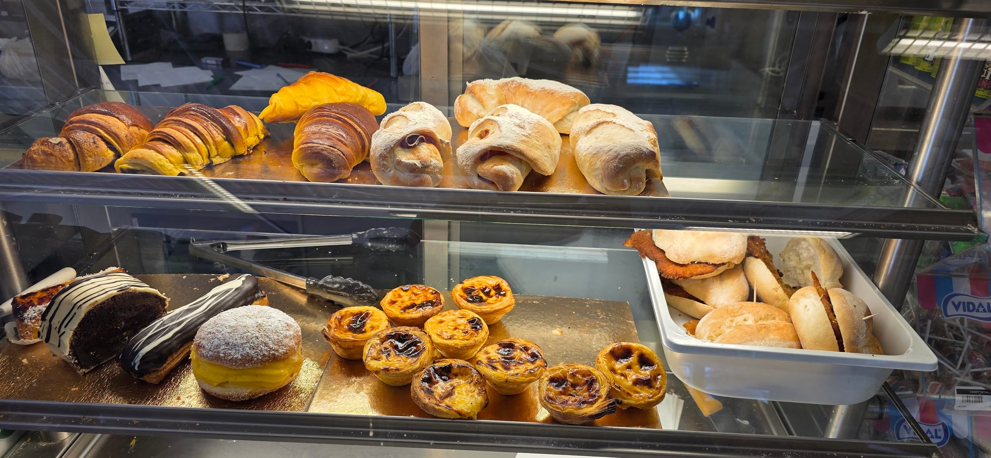 Les pâtisseries à la Casa Portugais de Romanel.