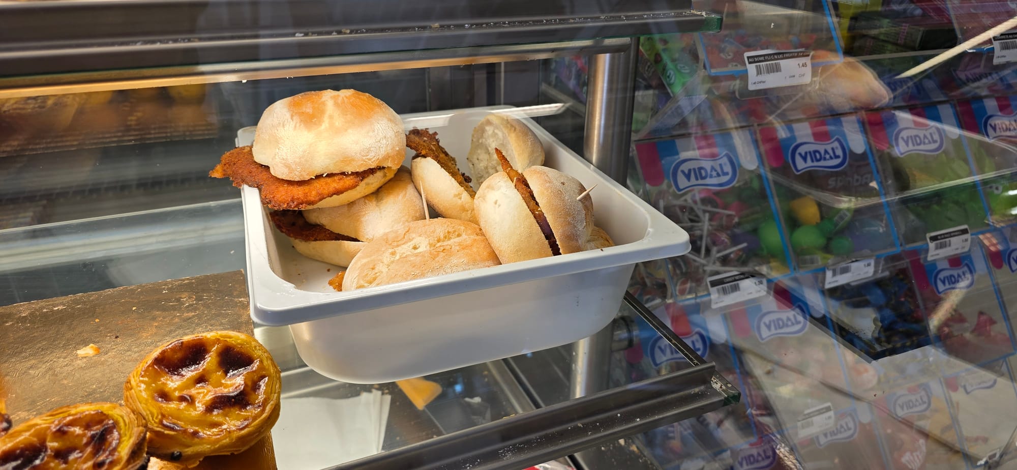Les sandwichs à la viande panée à la Casa Portuguesa de Romanel.