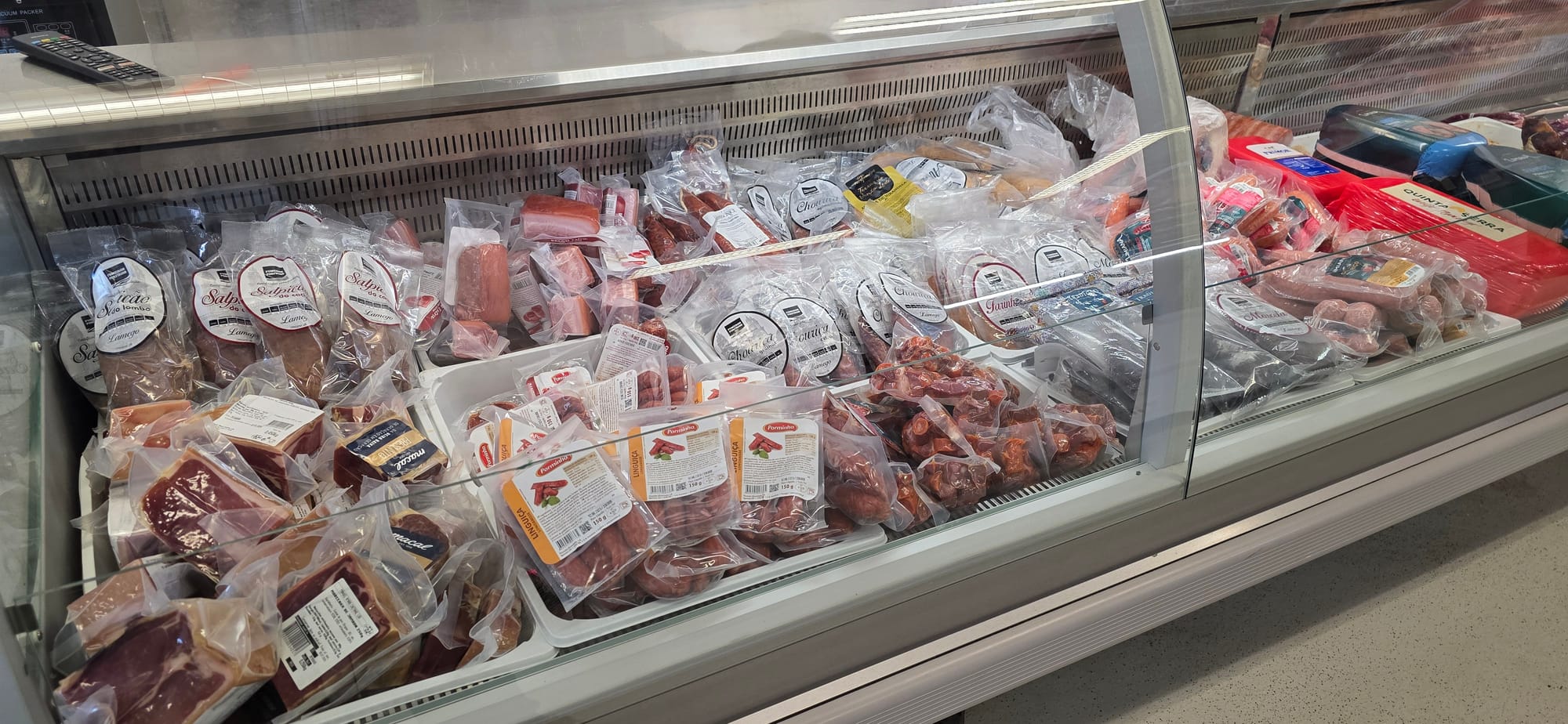 Les charcuteries à la Casa Portugais de Romanel.