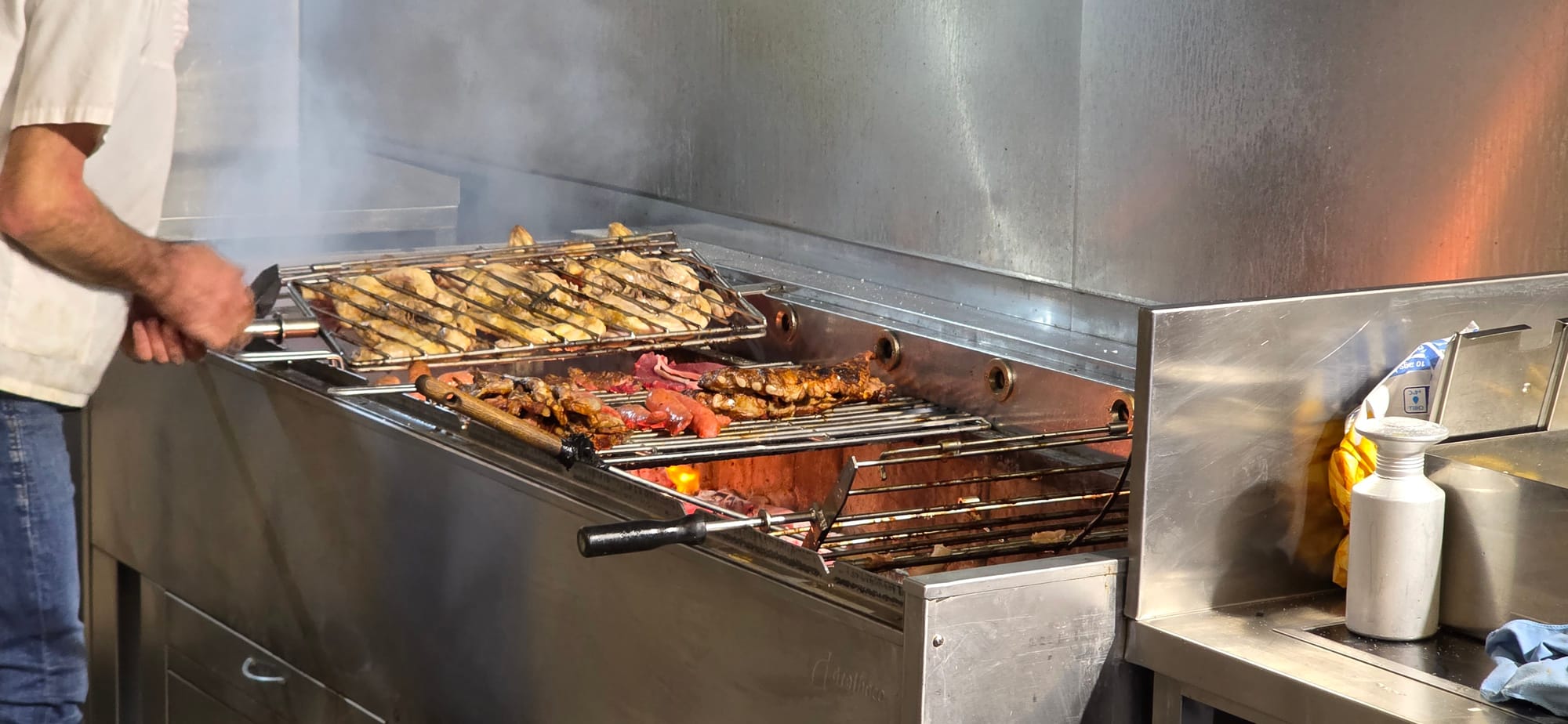 La grillade du poulet à la Casa Portuguesa de Romanel.