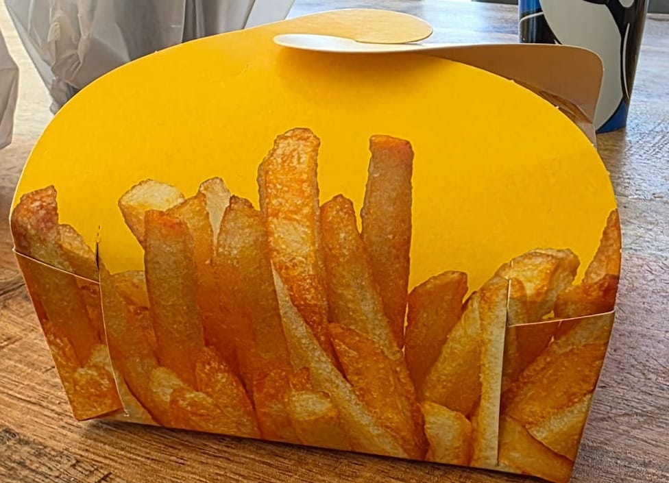 Emballage frites à la Casa Portuguesa de Romanel