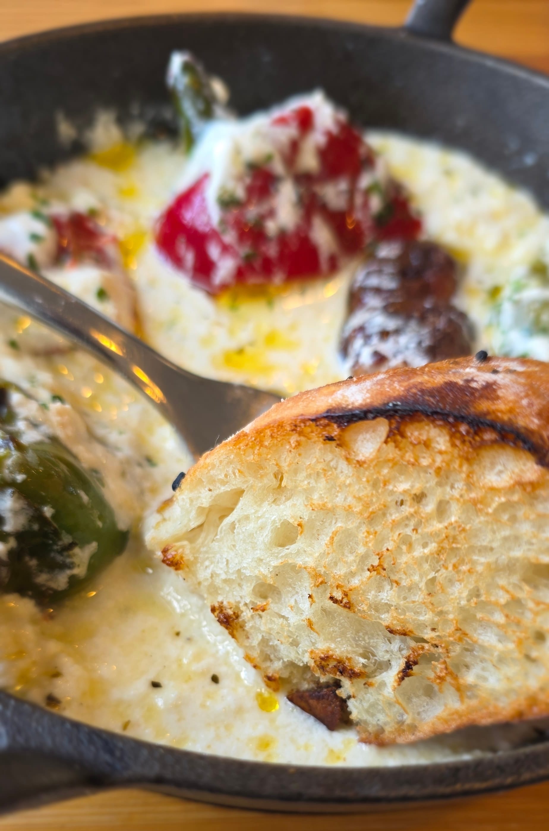 Du pain croustillant trempé dans le kajmak