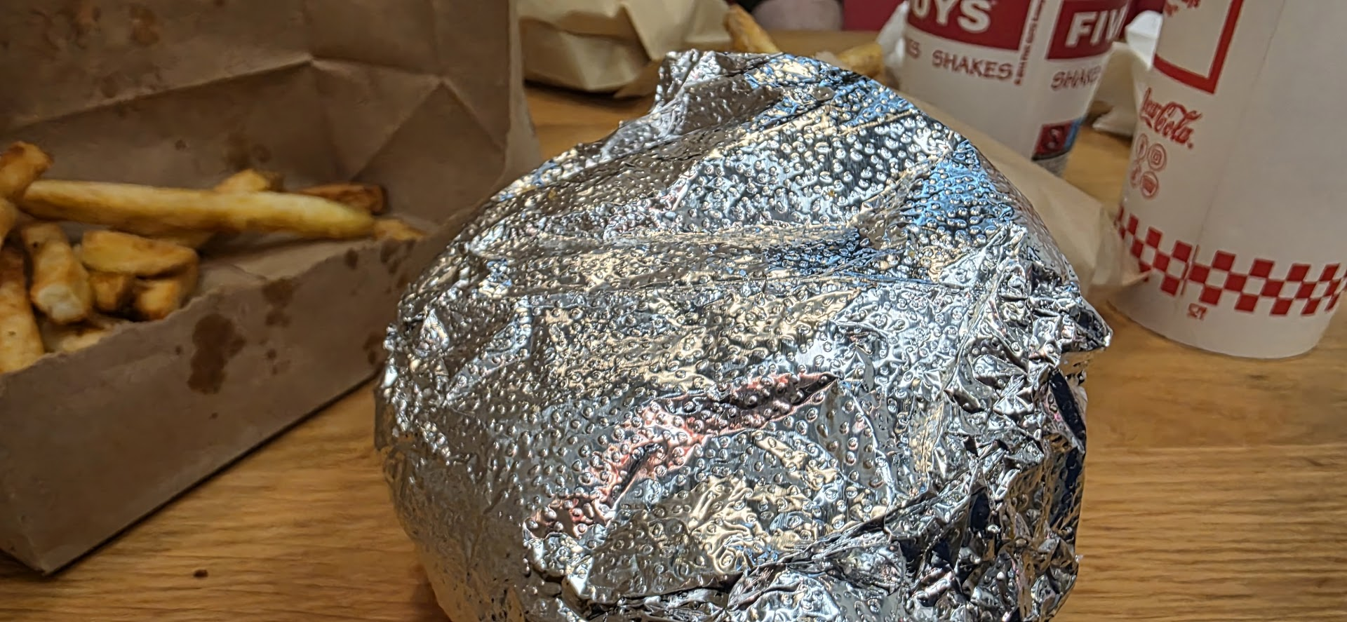 Un burger emballé dans une feuille d'alu chez Five Guys à Lausanne