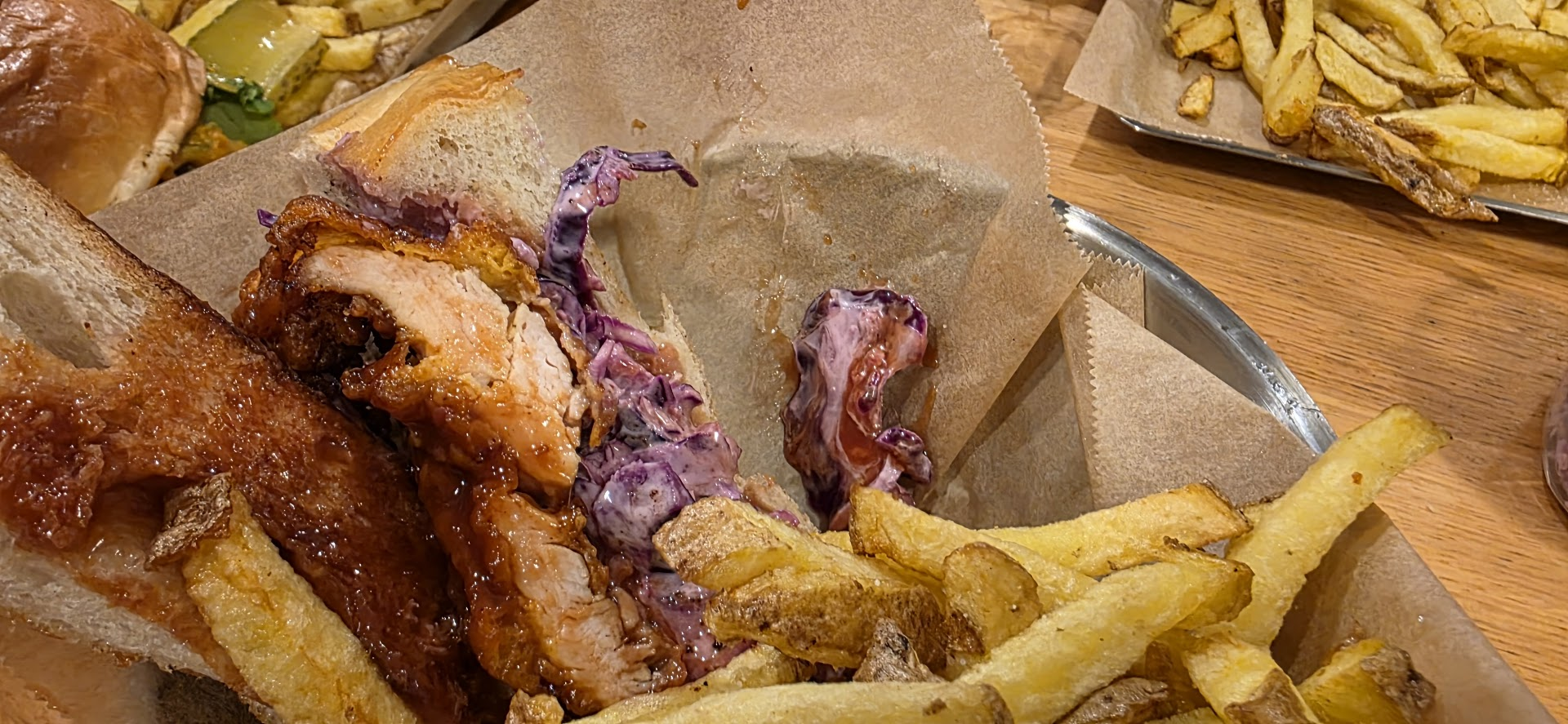 Des frites et un reste de Sando japonais chez Mealz à Lausanne.