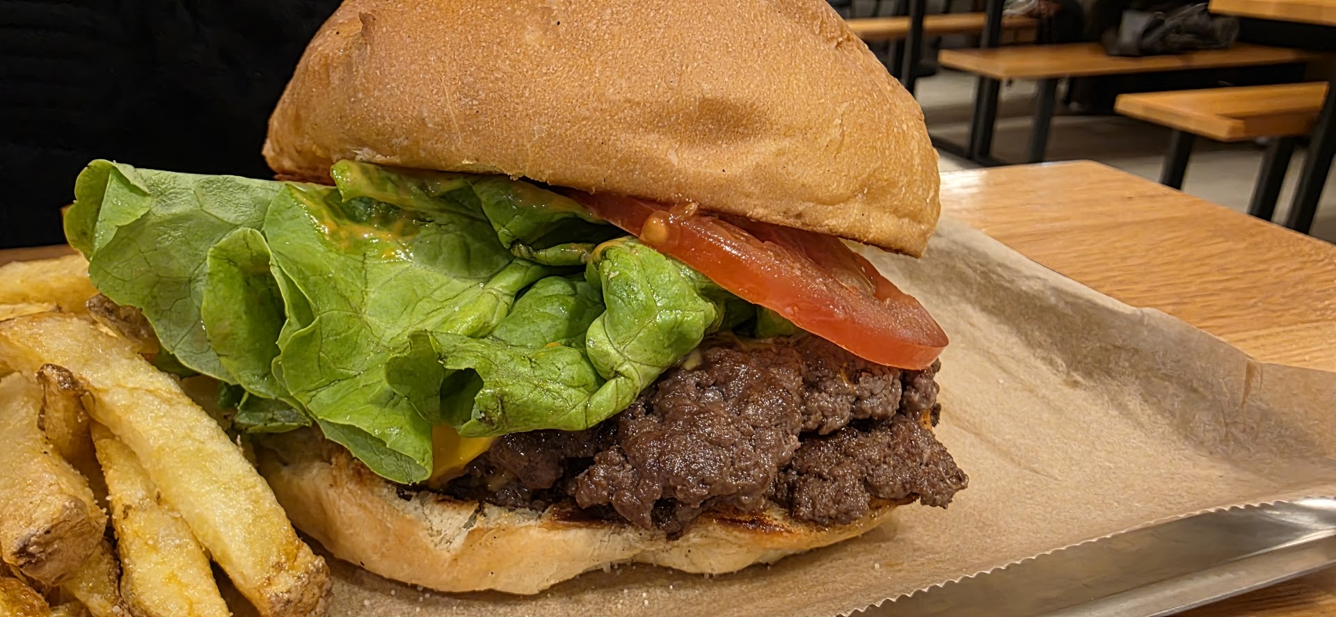 Un smash burger chez Mealz à Lausanne.