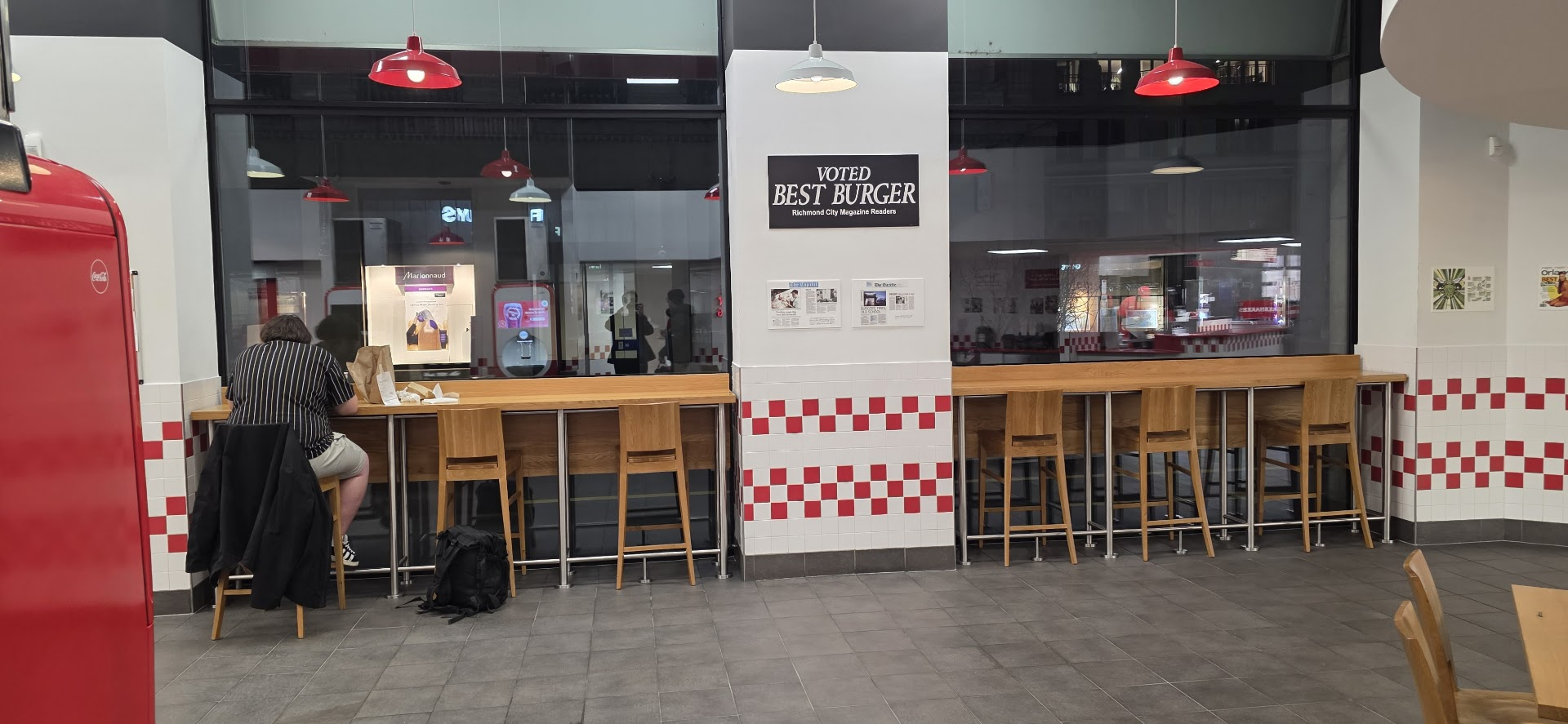 Déco de Five Guys avec des chaises vides