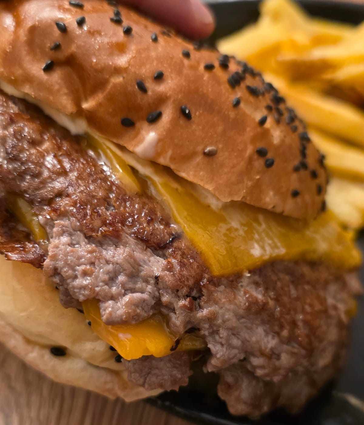 Qui Résiste ? sort un des meilleurs burgers de Lausanne